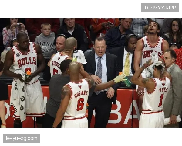 伯德以单打拉开空间并策应提升效率，较库里更擅组织