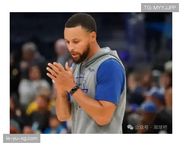 库里无球跑动拉开空间，三分效率领跑联盟