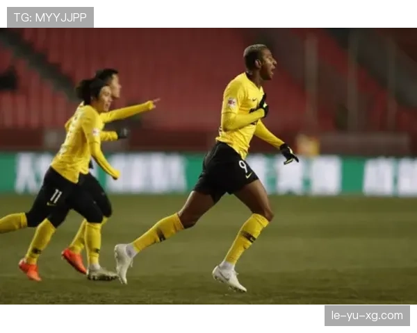 张雨霏训练完顺手买包，教练在后面追着喊发票